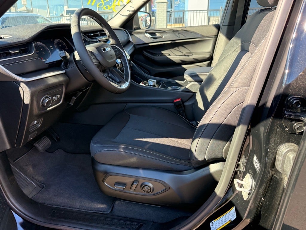 2025 Jeep Grand Cherokee Laredo X 4x4