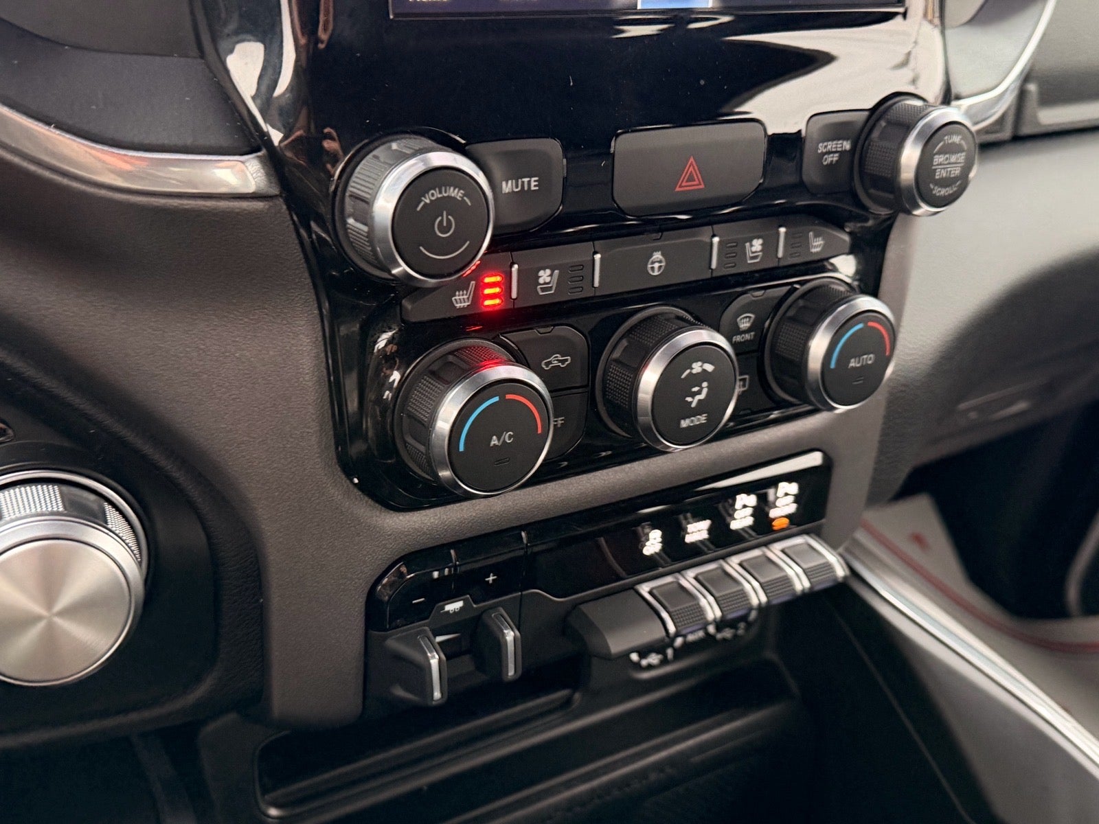 2022 RAM 2500 Laramie Crew Cab 4x4 6'4' Box